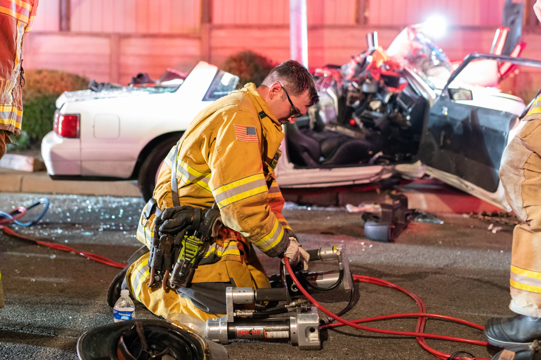 Car strikes light pole in Oakley